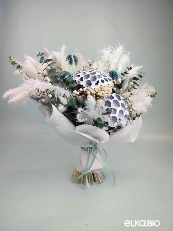 Необычный букет с лотосом и перьями страуса Б108-B112