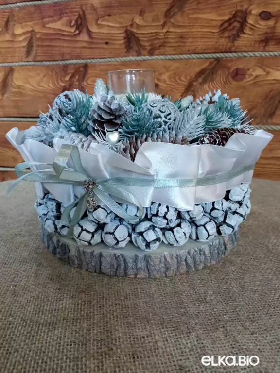 Настольная композиция с шишками, шарами и лентами Торжественный случай Т84-В52