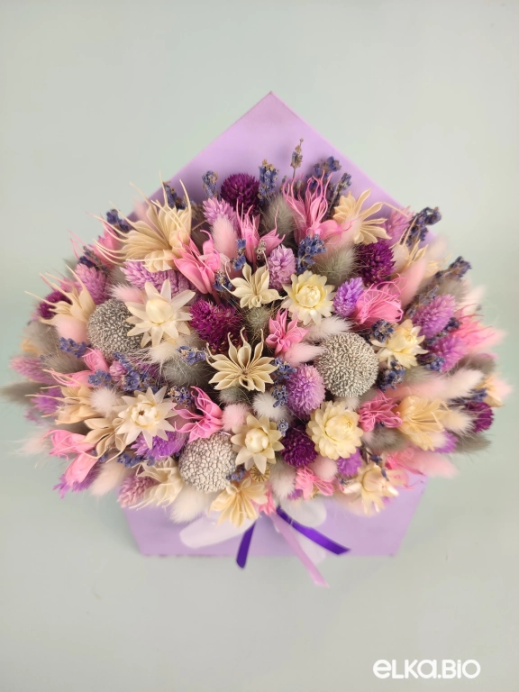 Композиция из сиреневых сухоцветов в деревянном конверте Т210-B116