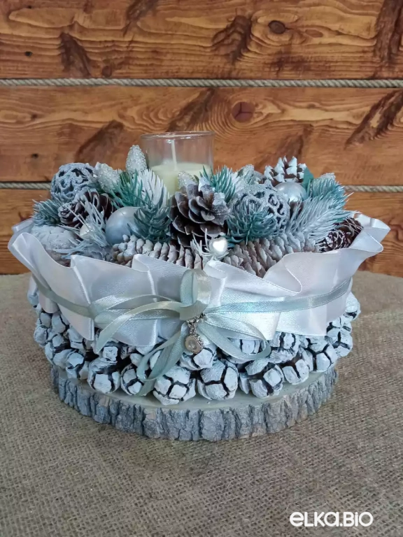 Настольная композиция с шишками, шарами и лентами Торжественный случай Т84-В52