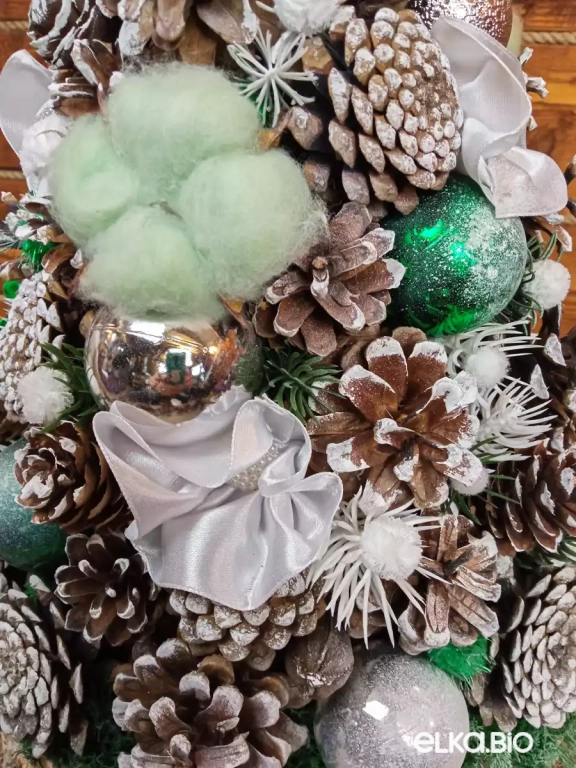 Настольная новогодняя елка из шишек с шарами и бантами Изумрудная сказка Т95-В49