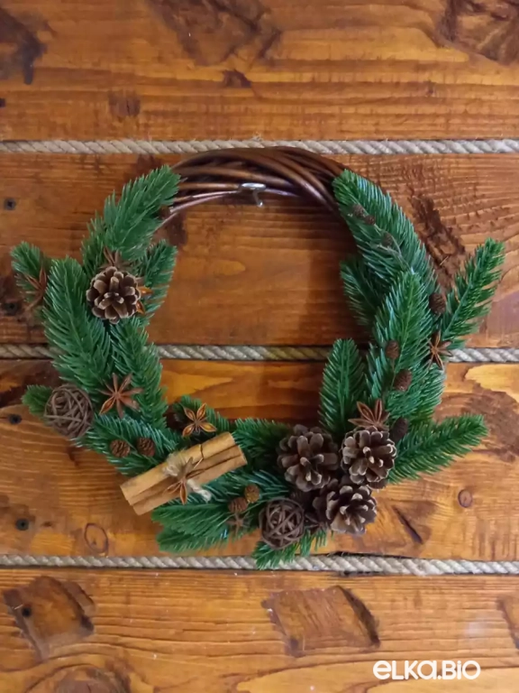 Новогодний венок из лозы и шишек Темный лес А68-В43