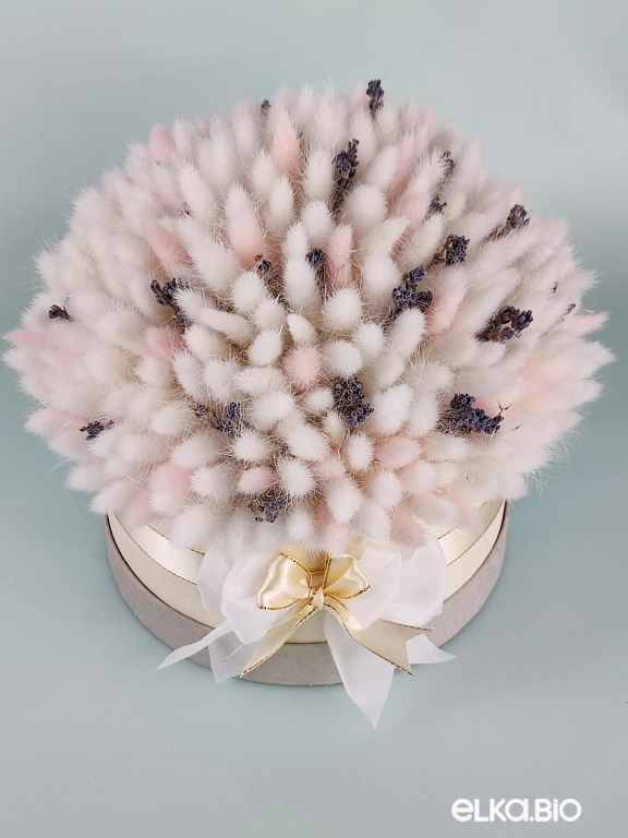 Композиция в шляпной коробке из белого и розового лагуруса А127-B103