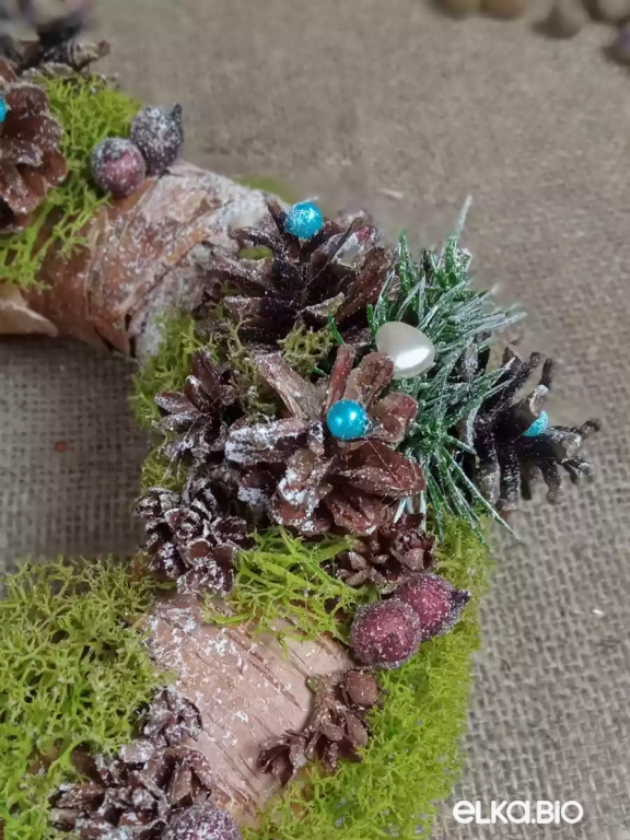 Новогодний венок из бересты и шишек Ангелочек Т3-В14