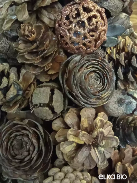 Настольная новогодняя елка из шишек Элегантность Т72-В28