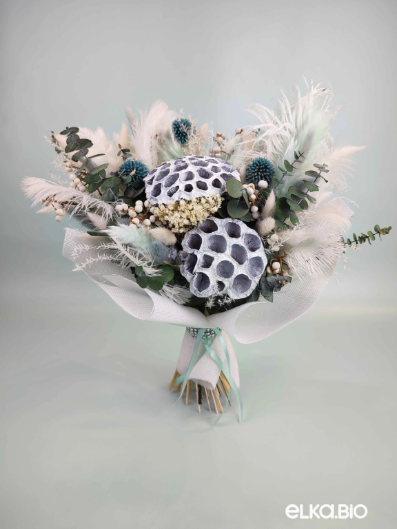 Необычный букет с лотосом и перьями страуса Б108-B112