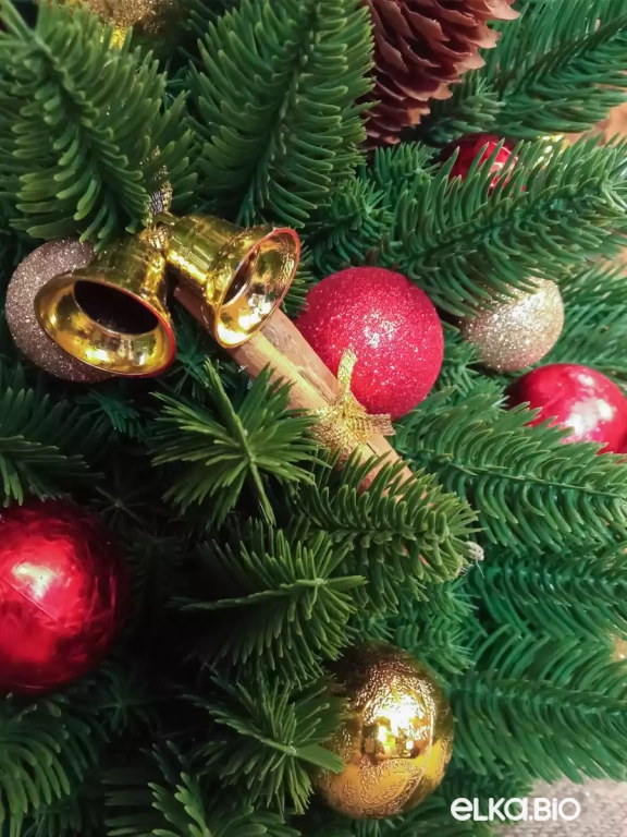 Настольная новогодняя елка из хвои и шаров Вечная классика Т106-В80 Настольная новогодняя елка из хвои и шаров Вечная классика Т106-В80
