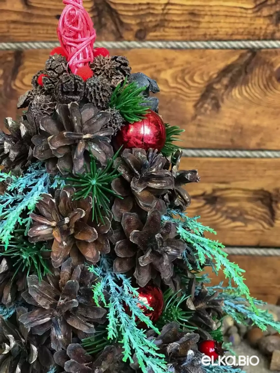 Настольная новогодняя елка из шишек Красная звезда (маленькая) А4-В2