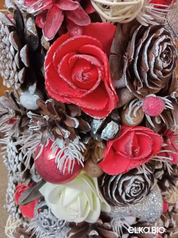 Настольная новогодняя елка из шишек сосны и шаров Багрянцевая Т98-В49