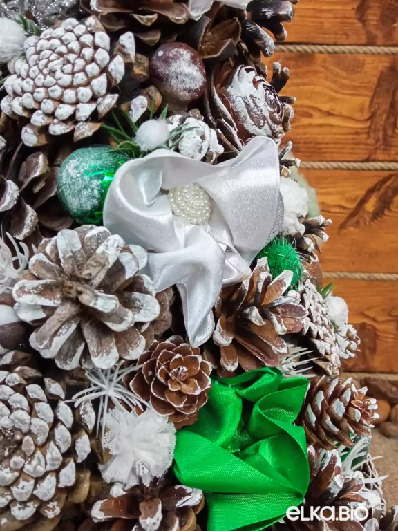 Настольная новогодняя елка из шишек с шарами и бантами Изумрудная сказка Т95-В49