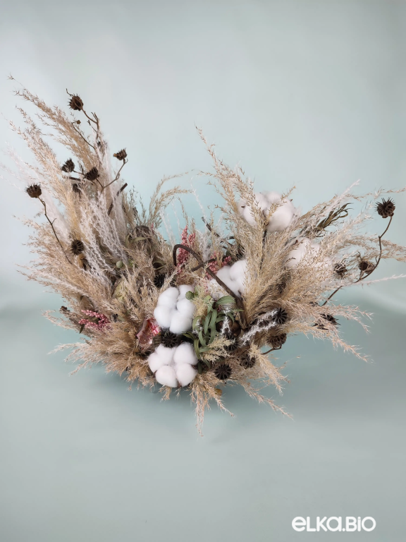 Композиция из пампасной травы и хлопка в корзине из лозы Б72-B105