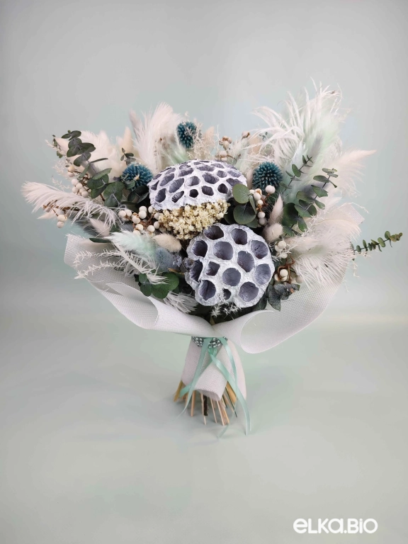 Необычный букет с лотосом и перьями страуса Б108-B112