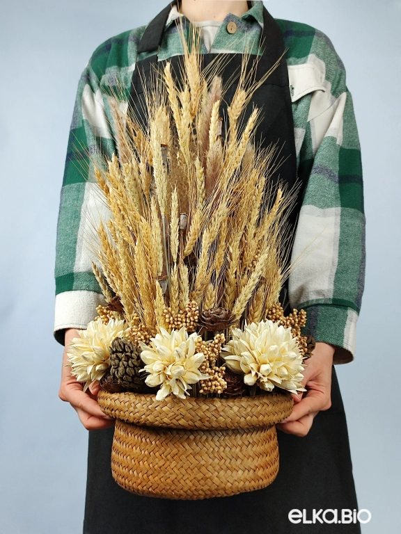 Композиция из пшеницы и сухоцветов в корзине Б89-B109