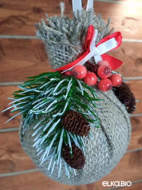 Декоративный шар из мешковины и шишек ольхи Мешочек с подарками П77-В66