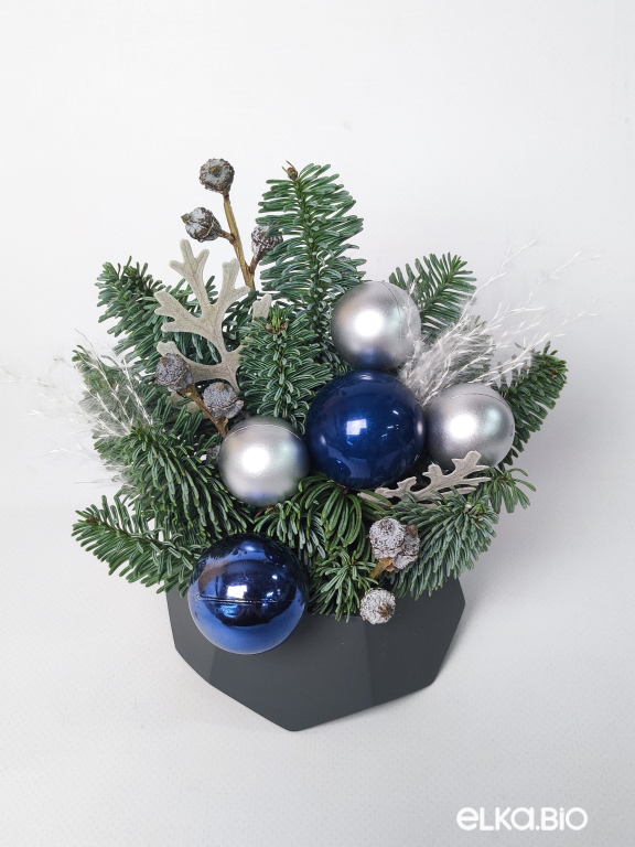 Композиция из нобилиса с синими и серебряными шарами Ж40