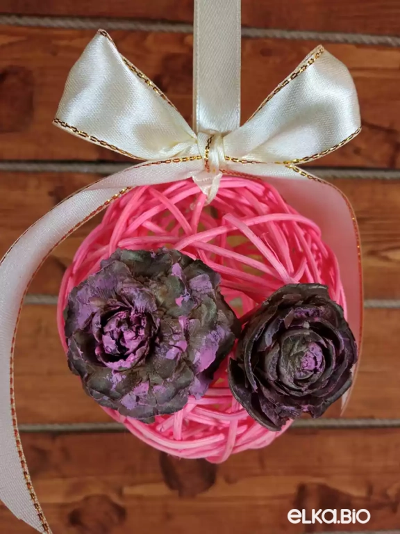 Декоративный шар из ротанга и шишек Лупоглазик (розовый) П37-В56