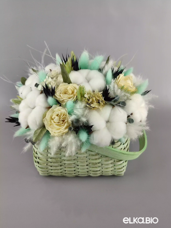 Композиция в корзине с хлопком и розами Ю61-B100