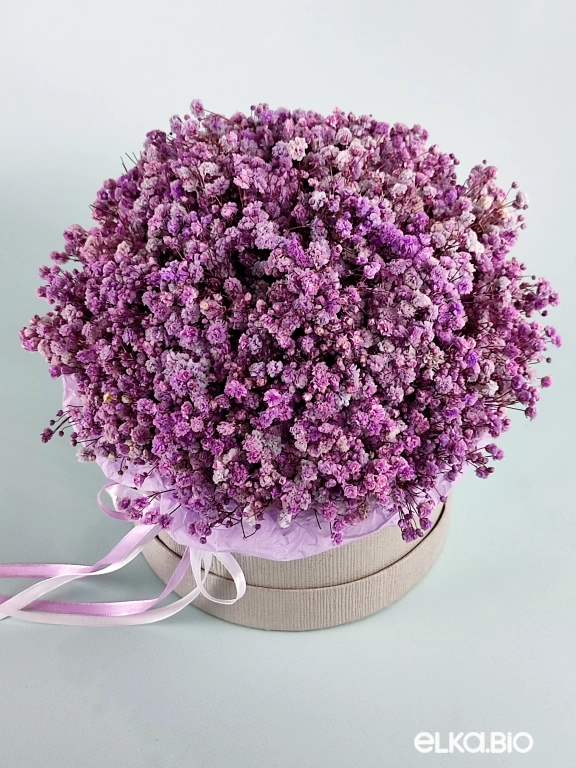 Композиция из цветов гипсофилы в шляпной коробке А126-B103