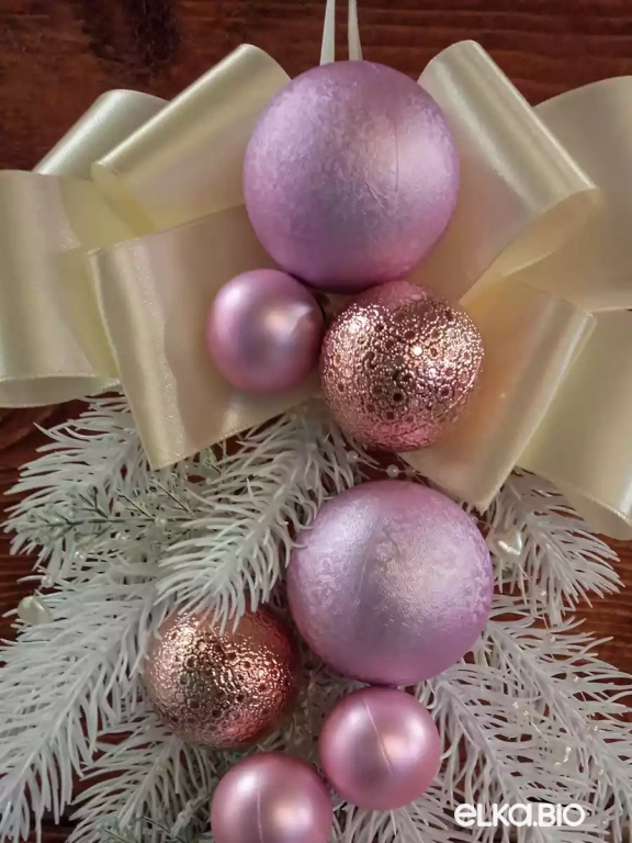 Подвесная композиция из хвои с шарами Бежевый бант Ю6-В33