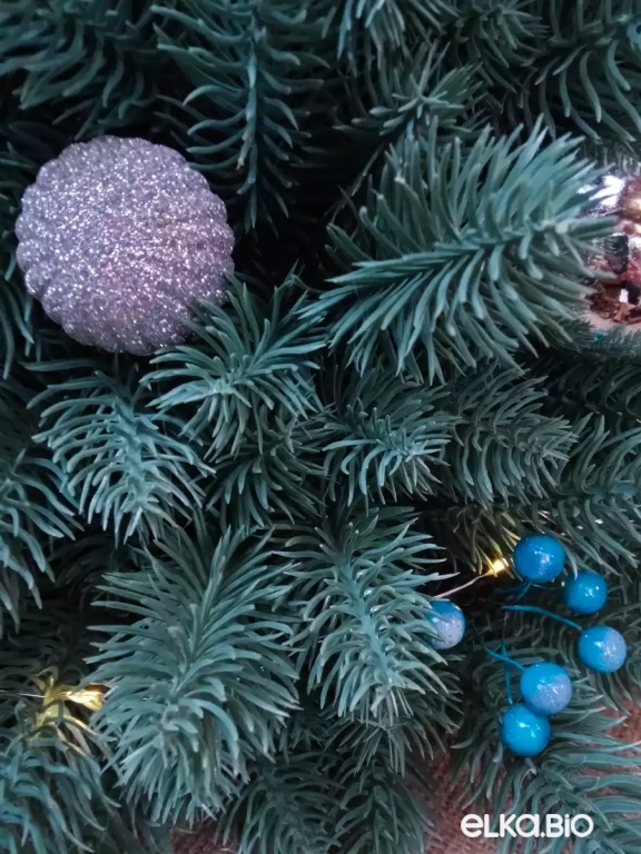 Настольнаяновогодняя елка из хвои с шарами Лесная грация Ю30-В49