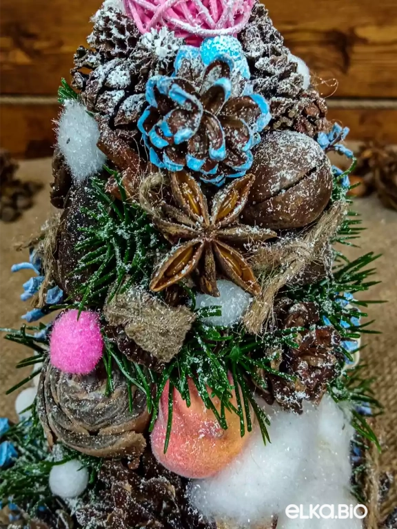 Настольная елочка из шишек Нежная малышка Т7-В10 Настольная елочка из шишек Нежная малышка Т7-В10