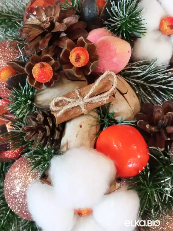 Новогодняя композиция из цветков хлопка и шаров Искорка П68-В35