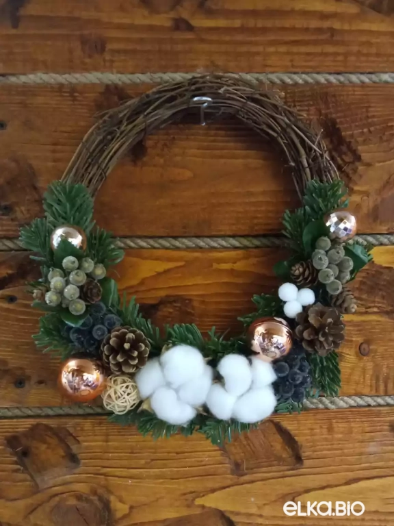 Новогодний венок из лозы, хвои и шишек Первый снег А65-В43