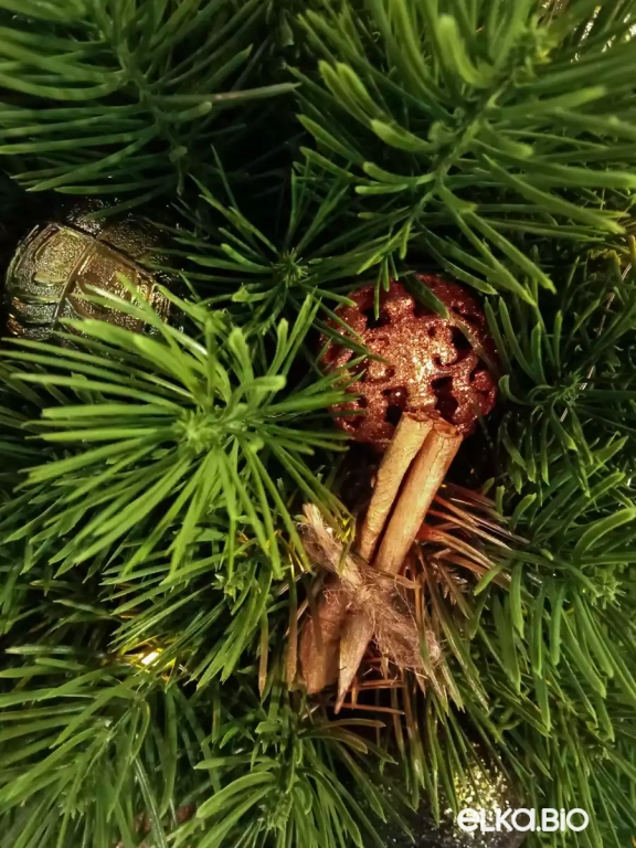 Настольная новогодняя елка из хвои и шаров Гармония Т108-В79