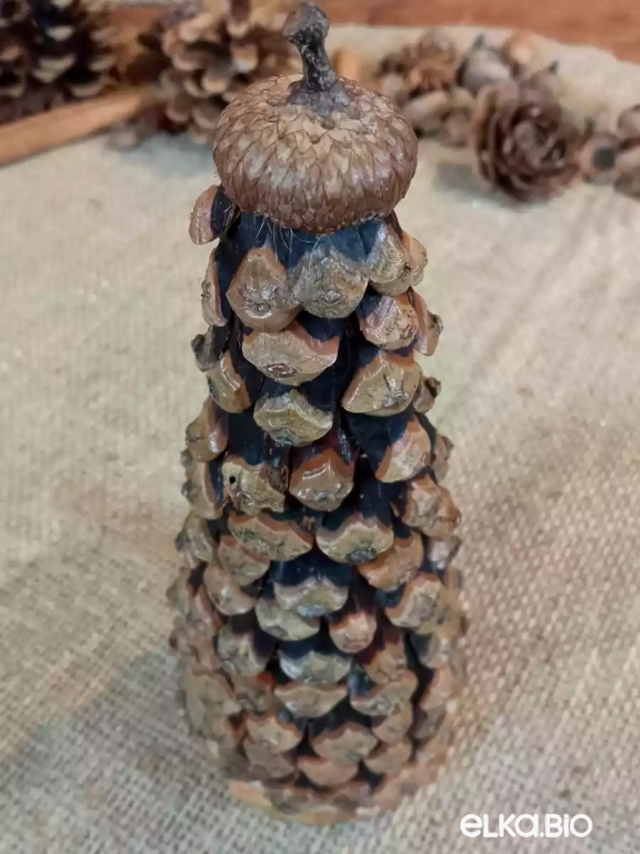 Настольная декоративная елка из сосновых чешуек Магия сосны Т60-В23 Настольная декоративная елка из сосновых чешуек Магия сосны Т60-В23