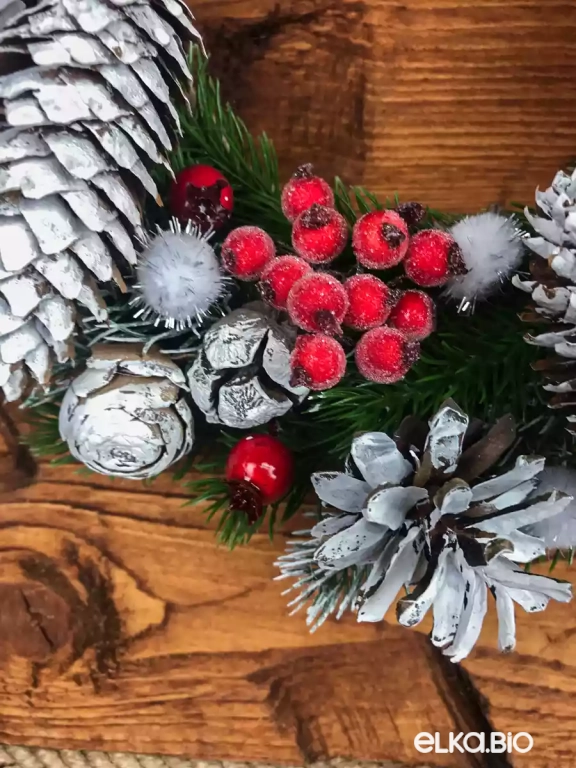Венок декоративный из шишек Зимняя ягода А12-В7