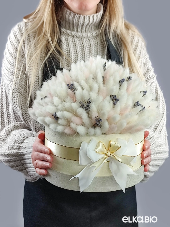 Композиция в шляпной коробке из белого и розового лагуруса А127-B103