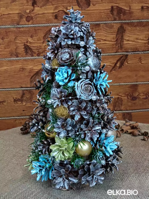 Настольная новогодняя елка из шишек Лесной каприз А30-В11