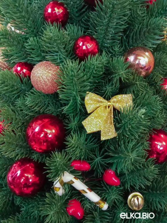 Настольная новогодняя елка из хвои с шарами Рождественская классика Ю31-В59
