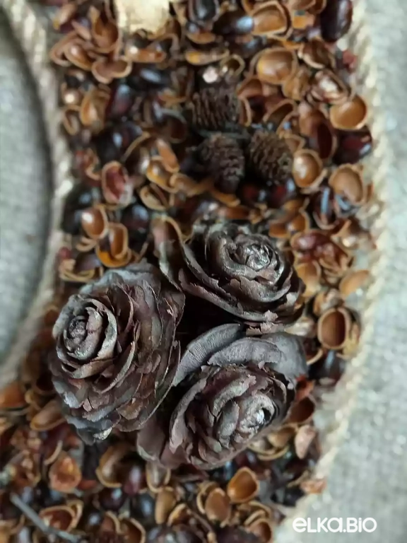 Венок декоративный из шишек и скорлупы кедрового ореха Тайна кедрового леса П40-В15