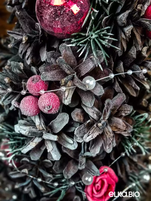 Настольная новогодняя елка из шишек Романтичная А25-В10