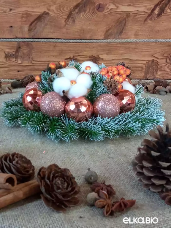 Новогодняя композиция из цветков хлопка и шаров Искорка П68-В35