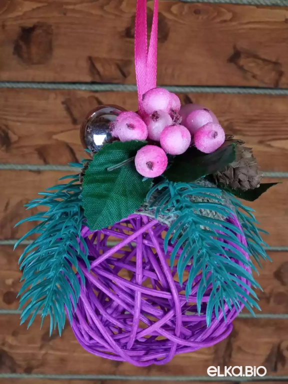 Декоративный шар из ротанга Ливанский кедр с ягодами (фиолетовый) Б8-В55