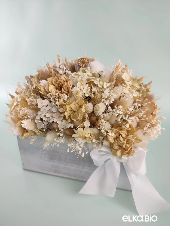 Нежная композиция с гортензией и розами в ящике Т202-B110