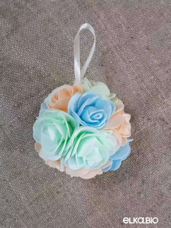 Шар из фоамирановых цветков  Небо в ладонях А41-В40