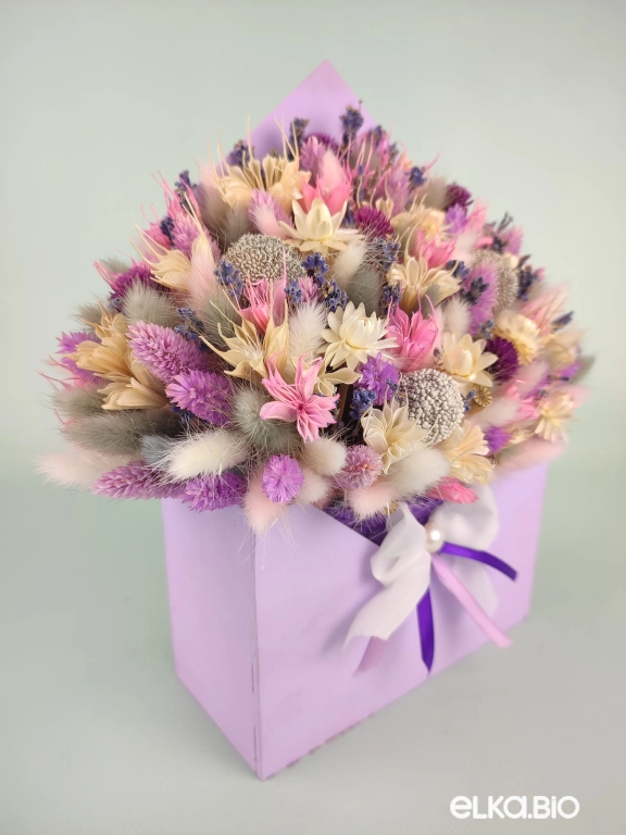 Композиция из сиреневых сухоцветов в деревянном конверте Т210-B116