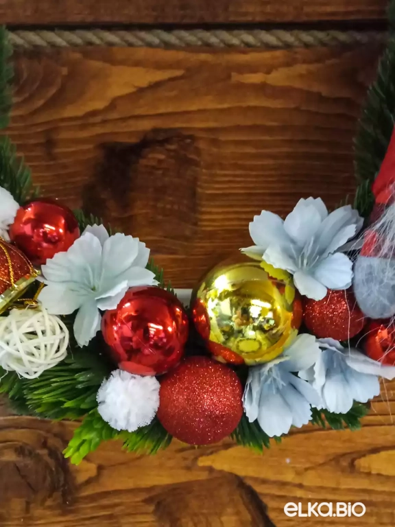 Новогодний венок из лозы с игрушкой Комната снов (красный) А71-В44