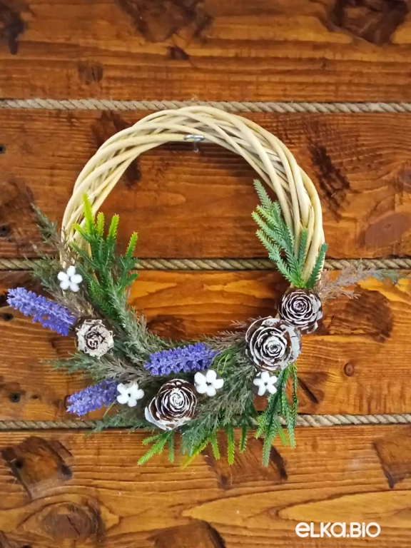 Декоративный венок из лозы, хвои и шишек Тополиный пух А66-В45