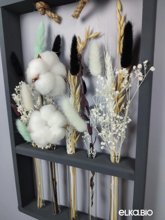 Панно на стену из белых цветов и черного лагуруса А117-B102