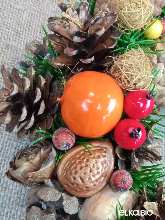 Венок из ливанского кедра, шишек ели и сосны Апельсинки Т24-В15