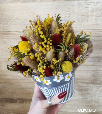 Корзина с цветами мимозы и лагуруса Т144-B103