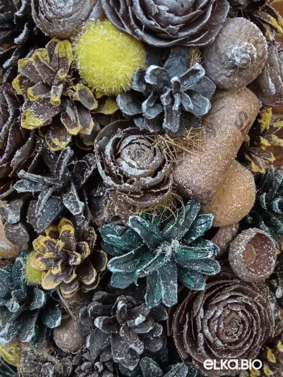 Настольная новогодняя елка из шишек Выдержанная Т21-В12