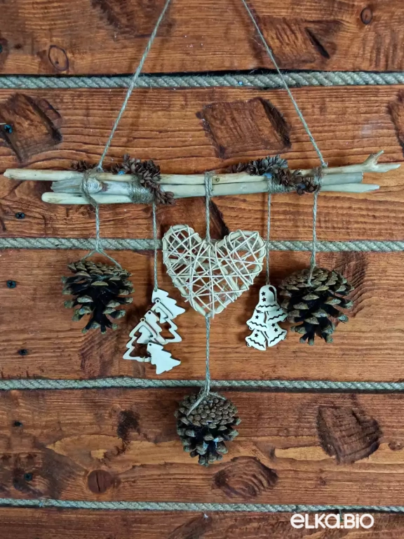 Подвесное украшение на дрифтвуде с сердечками и шишками Тайна соснового леса А83-В58