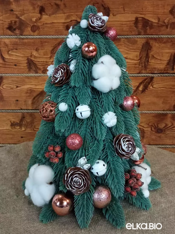 Настольная новогодняя елка из хвои и шаров Галлерея снежинок А92-В84