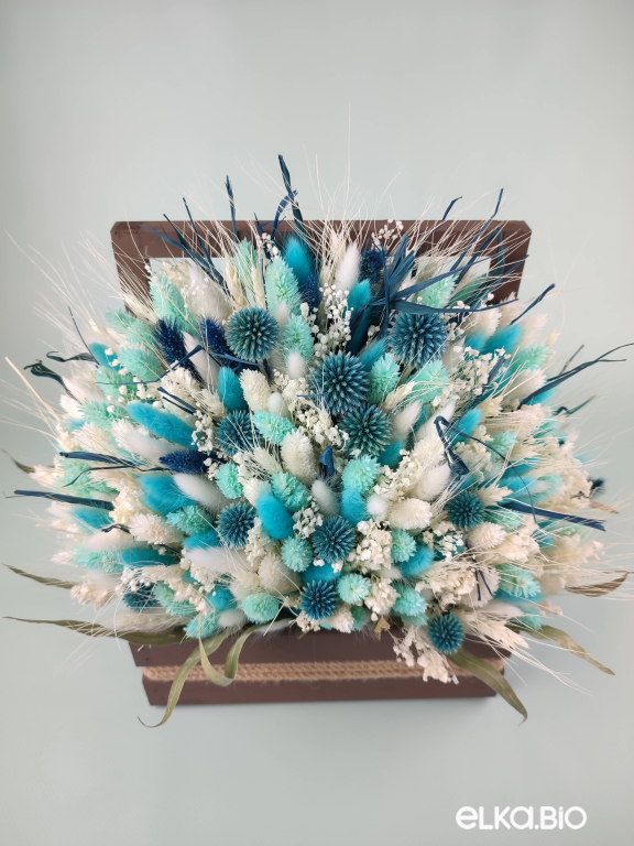 Белые и синие цветы в ящике Т220-B110