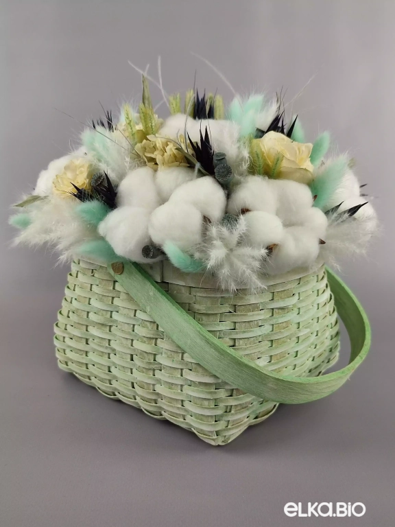 Композиция в корзине с хлопком и розами Ю61-B100